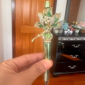 Elegant Green and Gold Decorative Pen